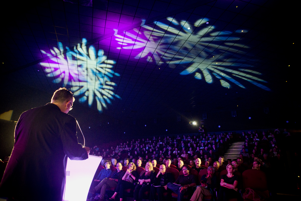 Noson agoriadol Gŵyl Gwobr Iris - Cyfarwyddwr yr ŵyl, Berwyn Rowlands, yn annerch y dorf 